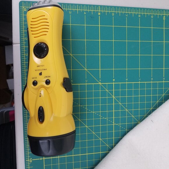 Flashllight Emergency Multifunctional Crank charge Radio Flashing Dynamo - Picture 10 of 10